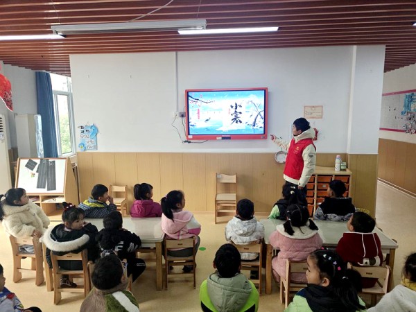 鸠江区汤沟镇早映村:童趣识小寒 文明伴成长