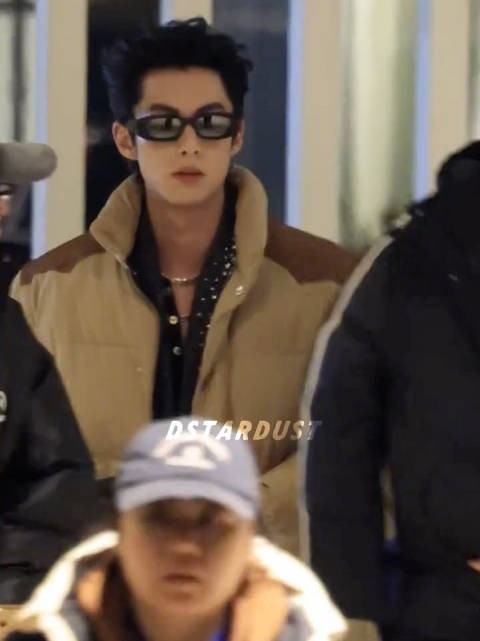 亮片套装➕皮手套,漫不经心的一个salute,帅得我尖叫