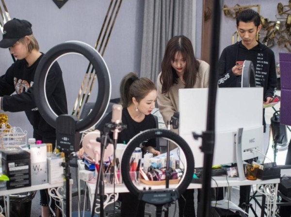 网红透露行业内幕：平台人气作假，真有20万人的直播间，不足5个