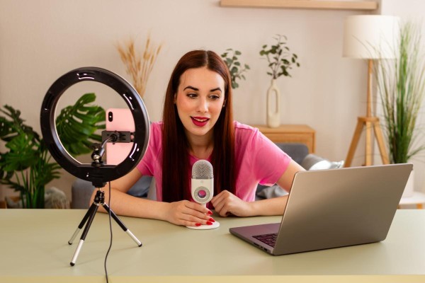 网红直播PK背后的深度思考:娱乐、竞争与自我价值的探索