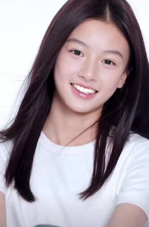 此前视频爆的七七签公司了，她的公式照也爆出来了，看着很漂亮灵动啊！