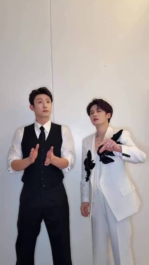 黄景瑜和檀健次这俩一起cha手势舞,想都不敢想