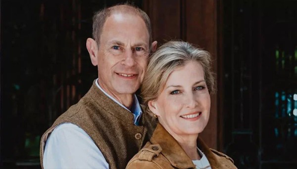 全球奇趣娱乐八卦：27年了，他们依然低调相爱：英国王室最稳的一对，原来是爱得最久的那对！

在绯闻频出的英国王室，有一对夫妻，几乎从不抢头条，却一次次用时间打脸质疑。

今天，王室粉丝们悄悄举杯——

因为爱丁堡公爵爱德华王子与索菲王妃，迎来了订婚公开27周年纪念日。

没有热搜体质，没有戏剧冲突，但他们却成了王室里“最长情、最靠谱、最不塌房”的存在。

时间拨回到1999年1月6日。

伦敦圣詹...