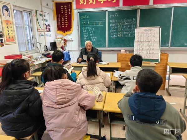 叶连平在给孩子们上课（央广网记者 张琳琳 摄）