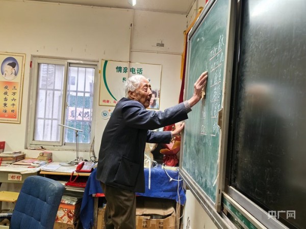 下课后，叶连平擦掉板书，为下节课做准备（央广网记者 张琳琳 摄）