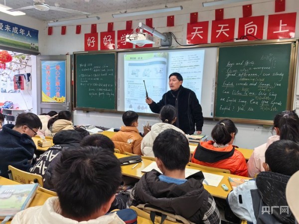 王加胜在留守儿童之家上英语课（央广网记者 张琳琳 摄）