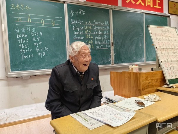 课堂上的叶连平很喜欢笑（央广网记者 张琳琳 摄）