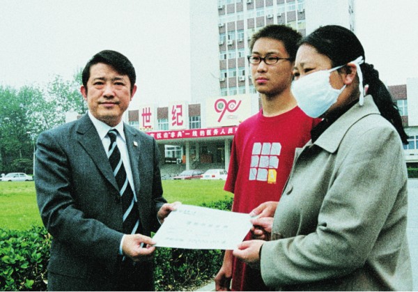 2003年，陈东升向不幸被非典夺去生命的医护人员家属送去理赔款