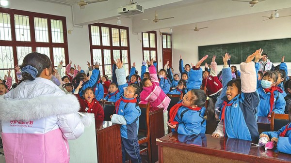 上码头小学:167名女童喜获“守护花蕾”成长礼包