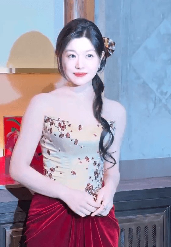 陈妍希穿红金配色抹胸裙。
