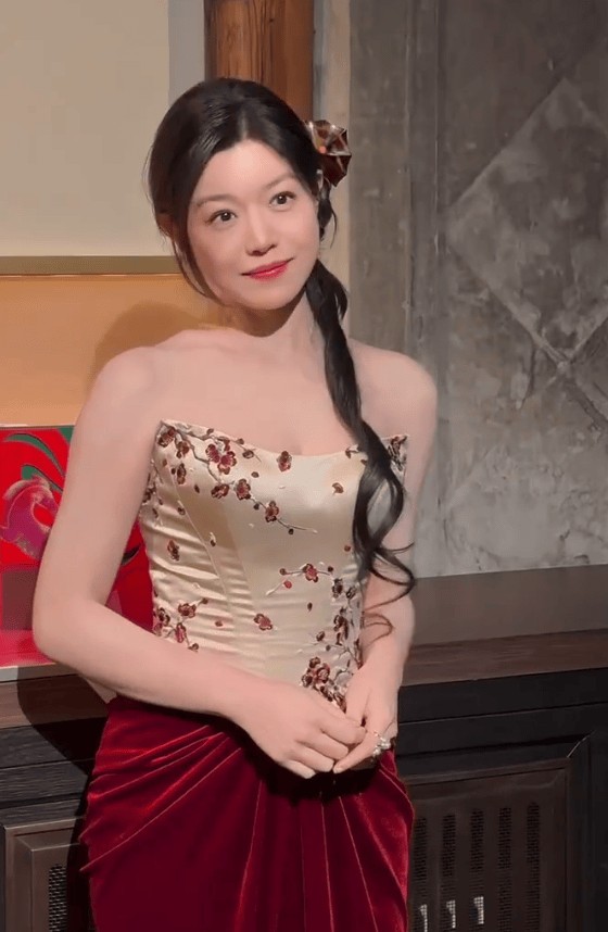 陈妍希盘起黑色长发温婉大气。