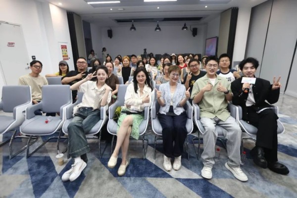 芒果新综艺把记者都看哭了  《背后》主创：有温度的访谈与嘉宾照镜子