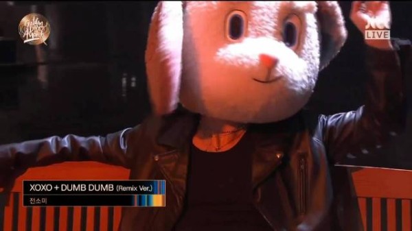 四年前今日SOMI金唱片表演DUMB DUMB和XOXO