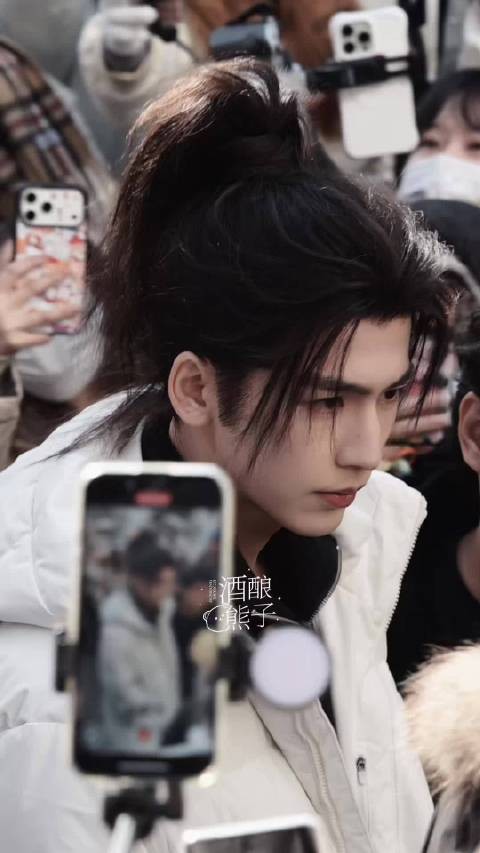萧厉初见面！我不中了张凌赫这个高马尾妆造太帅了吧，好干净利落