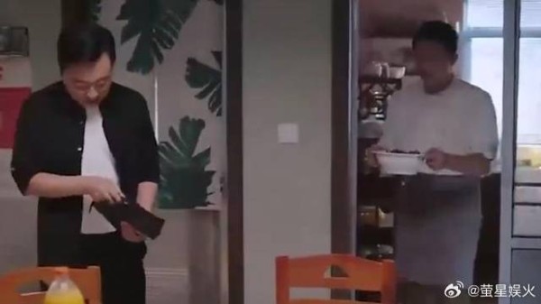 凌和平付生活费，与孩子吃在李海潮家，羡慕了！