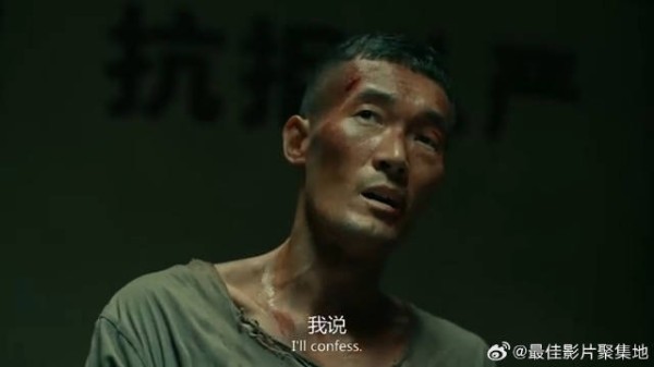 群众群情激奋暴揍杀人犯 警察赶到,带到警局连夜突审