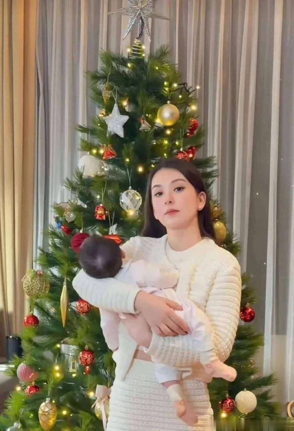 郭富城妻子方媛分享三胎女儿视频，引发网友热议