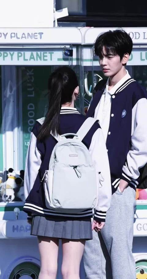 毕雯珺《黎明前他会归来》路透曝光,持熊猫玩偶追人