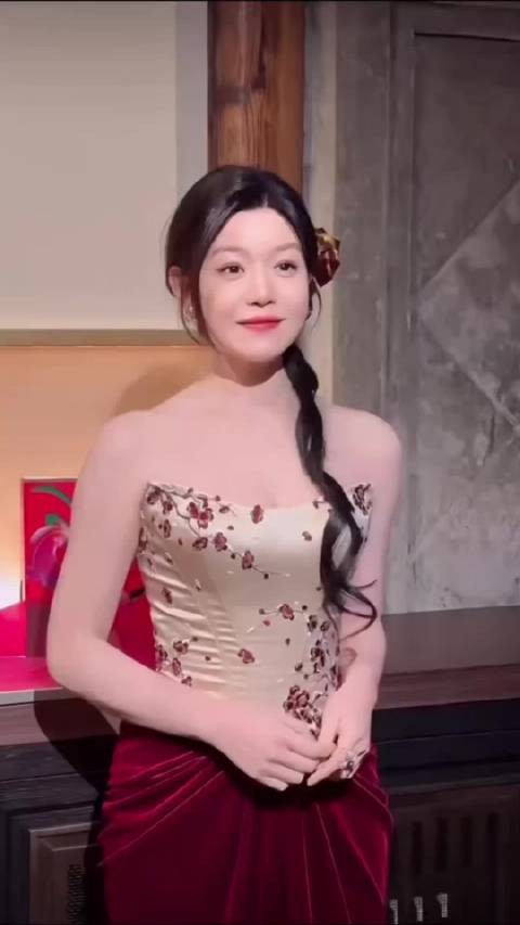 陈妍希LAMER晚宴暗红礼裙惊艳,42岁状态绝佳获赞蜡梅仙子