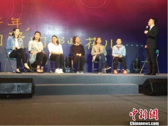 魏秋月、徐云丽、王一梅、马蕴雯、张磊、薛明亮相“那时花开”见面会。 邢翀 摄