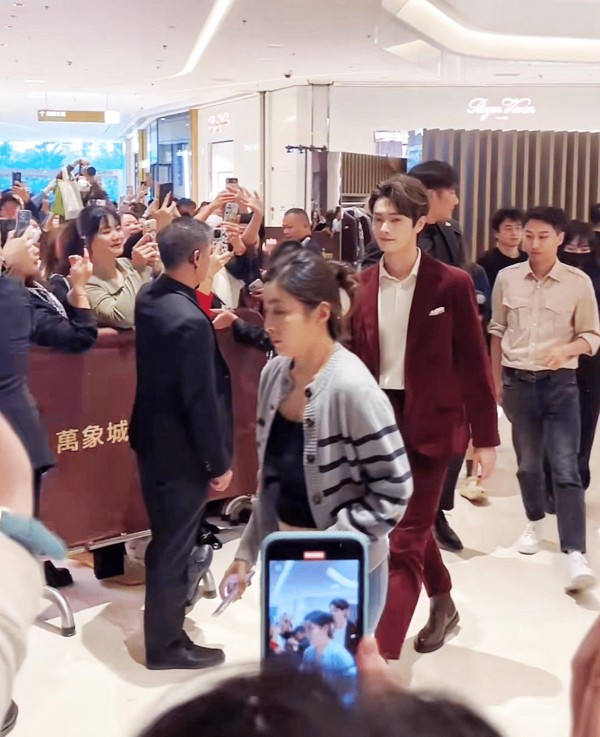 深圳：明星许凯现身万象城，长得帅引女粉丝尖叫，“追星太疯狂”