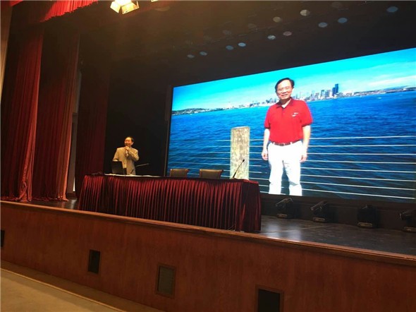 新航道-上海格致中学“英语学习与人生规划”励志讲座 新航道北美留学考试首席彭铁城博士