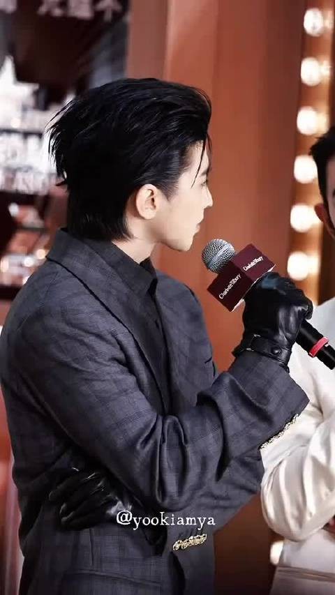 蔡徐坤大背头造型帅炸了,建模脸配肌肉线条直接鲨疯