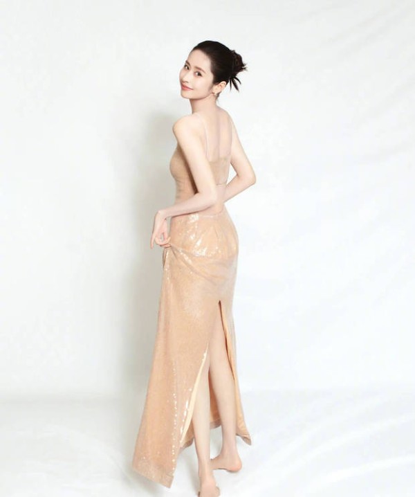 搜狐娱乐讯 1月8日,颖儿晒出活动随拍,照片里的她穿裸色吊带裙身材凹凸有致,美丽大方。