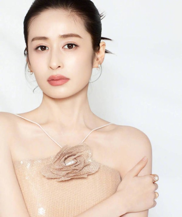 颖儿肌肤白皙好有魅力。