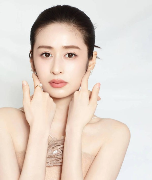 颖儿盘发造型优雅端庄。