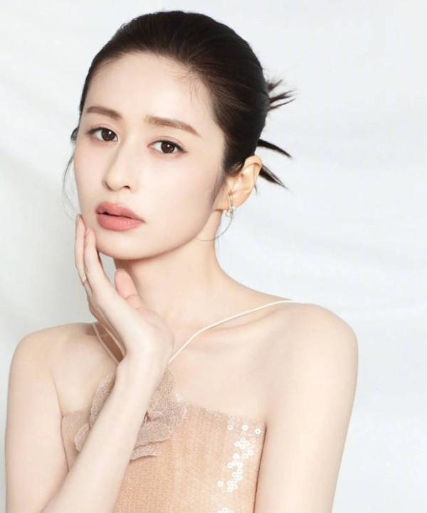 颖儿眼神里充满氛围感。