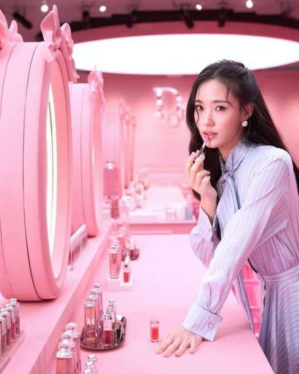 Lily在活动现场星味儿十足。