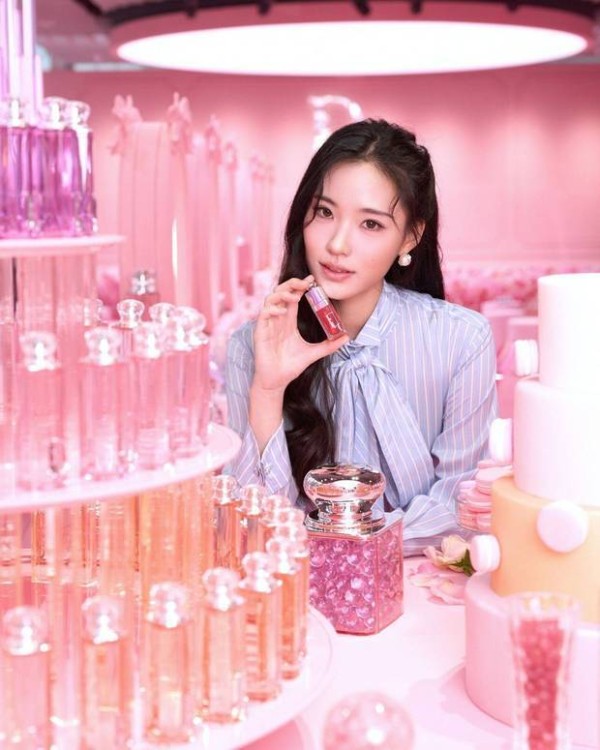 搜狐娱乐讯 1月8日,小S二女儿Lily的最新活动图公开,照片里的她穿着浅蓝色长裙,黑发披肩,优雅明媚。