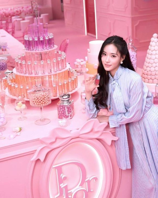 Lily笑容甜美,温婉优雅。