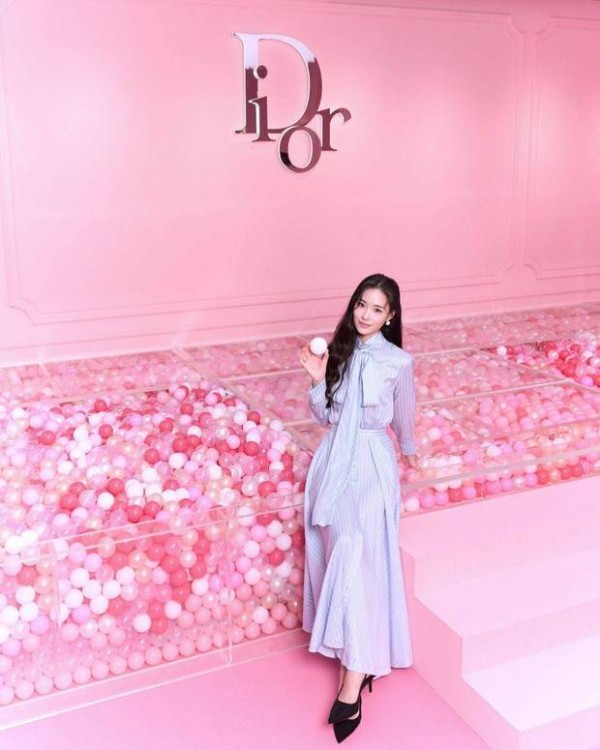 Lily穿蓝裙肌肤白皙,气质好清纯。