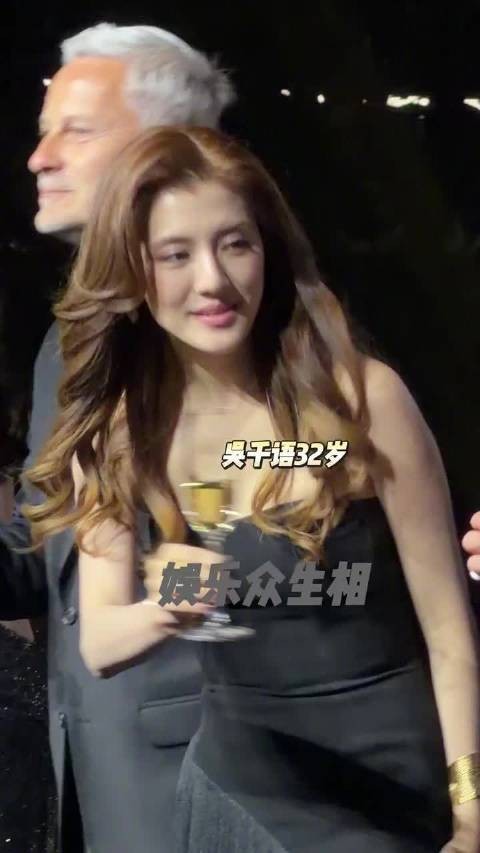 吴千语娜然活动同框，中间的外国老头是谁，站两个美女中间