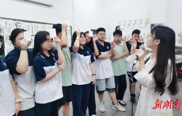 靠近你 温暖我——浏阳新翰高中开展心理趣味团辅活动