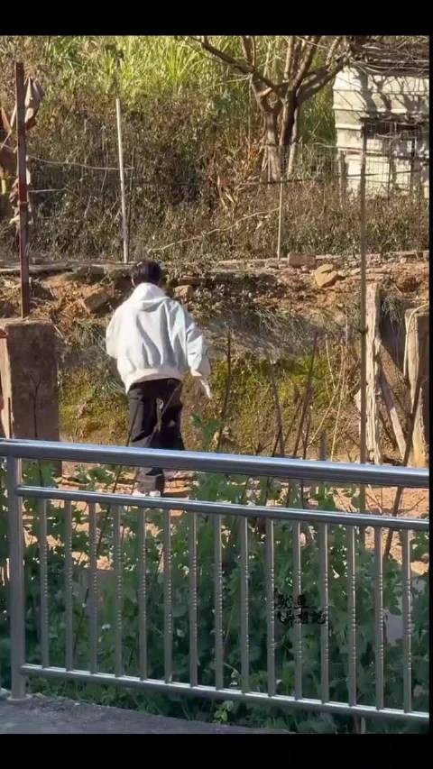 余宇涵综艺录制路透 校园男神去种地了 粉色发卡抢镜