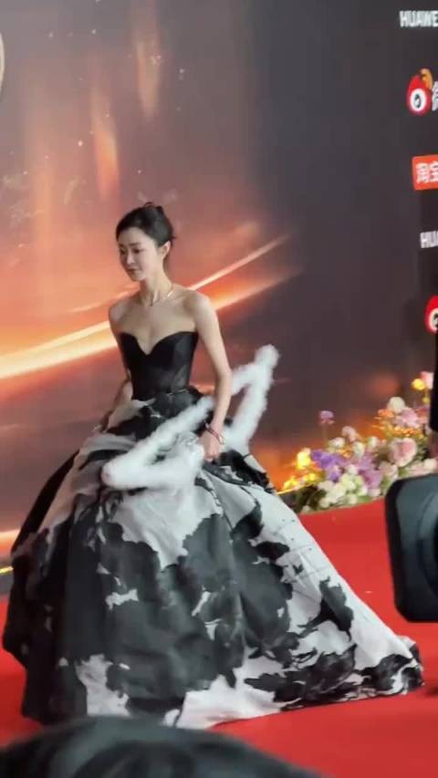 宋轶亮相微博之夜红毯，礼服造型惊艳