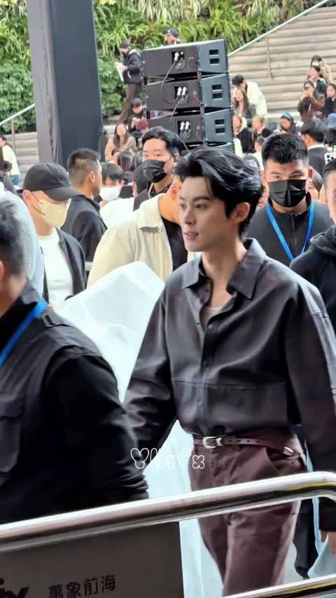 王鹤棣活动下班，每一步都走在我的心巴上，真正的建模脸