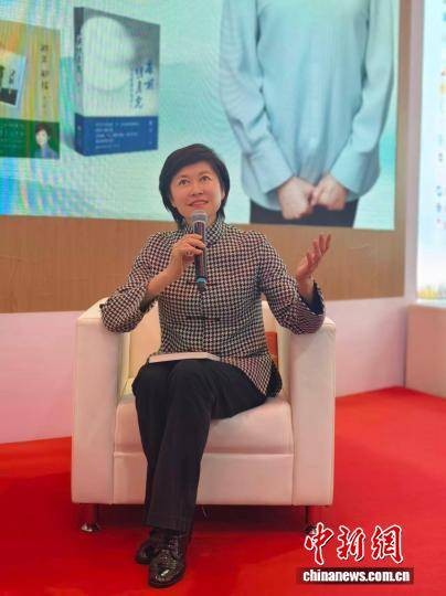 敬一丹分享随笔集《走过》：一直“假装在中年”