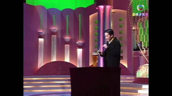 1993慈善晚会，梁朝伟现场边喝酒边唱歌，真是太拼了！