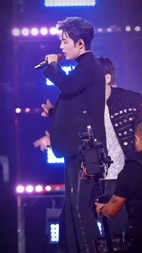 肖战斩获13项榜单冠军