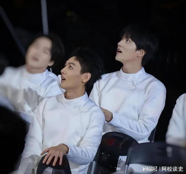 原来他们是亲兄弟，哥哥演短剧霸总，弟弟演长剧男主，颜值差别大