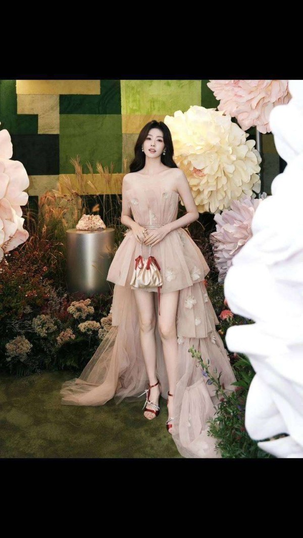 白鹿米兰时装周翻车!礼服撕裂露安全裤,精修图VS生图差距太大群嘲