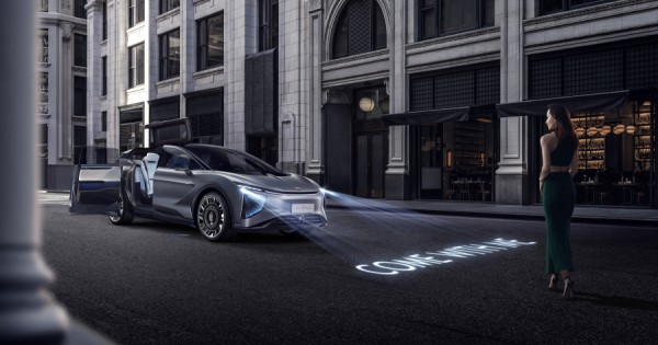 科技新知｜车灯不再只是车灯，还能“说活”做“表情”