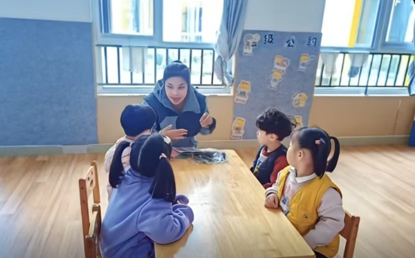 书香守护新芽 阅读启航未来——栗家庄村江山幼儿园开展护苗绿书签主题活动