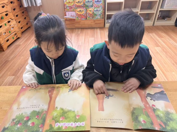 书香守护新芽 阅读启航未来——栗家庄村江山幼儿园开展护苗绿书签主题活动