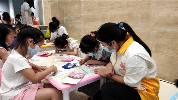 环保购物袋制作。通讯员 李艳丽 摄