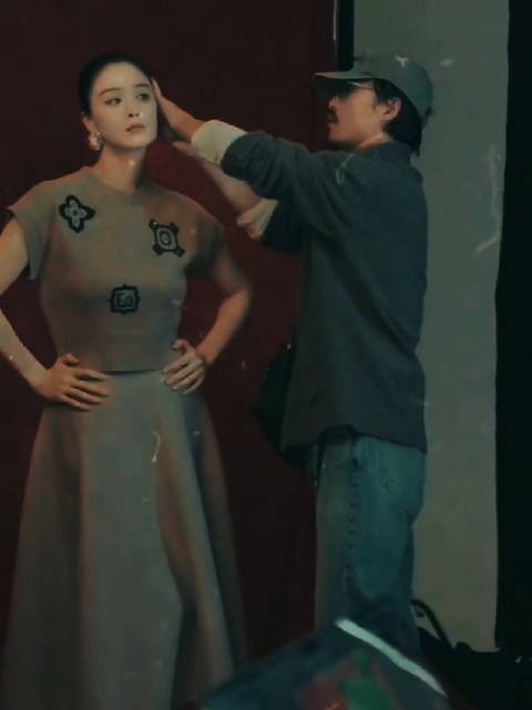 蒋欣一月封面曝光，新剧《欢聚》《多喜一家人》引期待